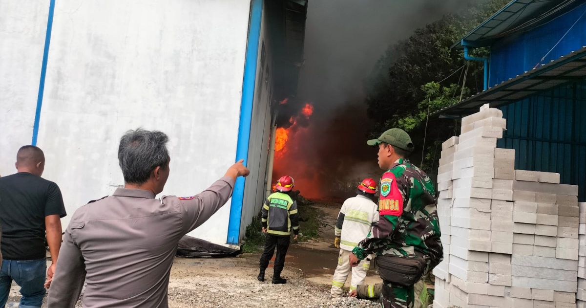 Polisi Selidiki Pabrik Tekstil di Cikancung Bandung Yang Terbakar