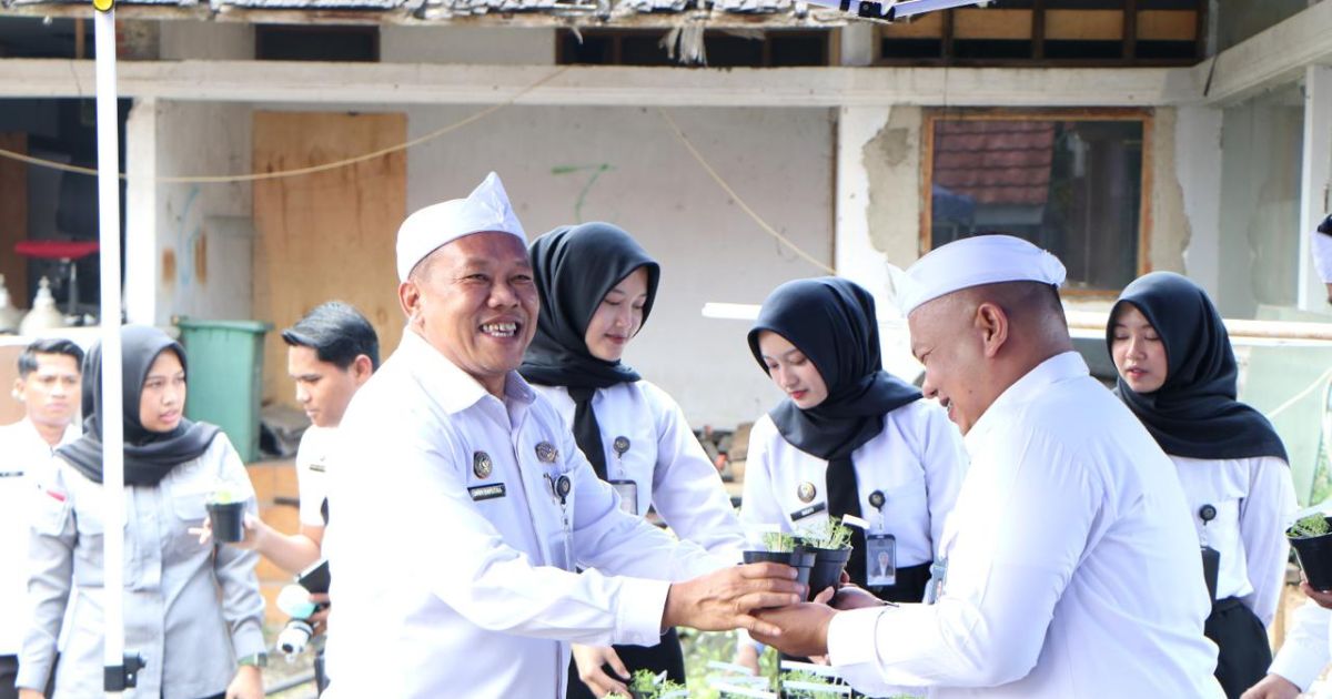 Kepala Kanwil Imigrasi Jabar Tanam Hidroponik di Kantor Imigrasi Bogor