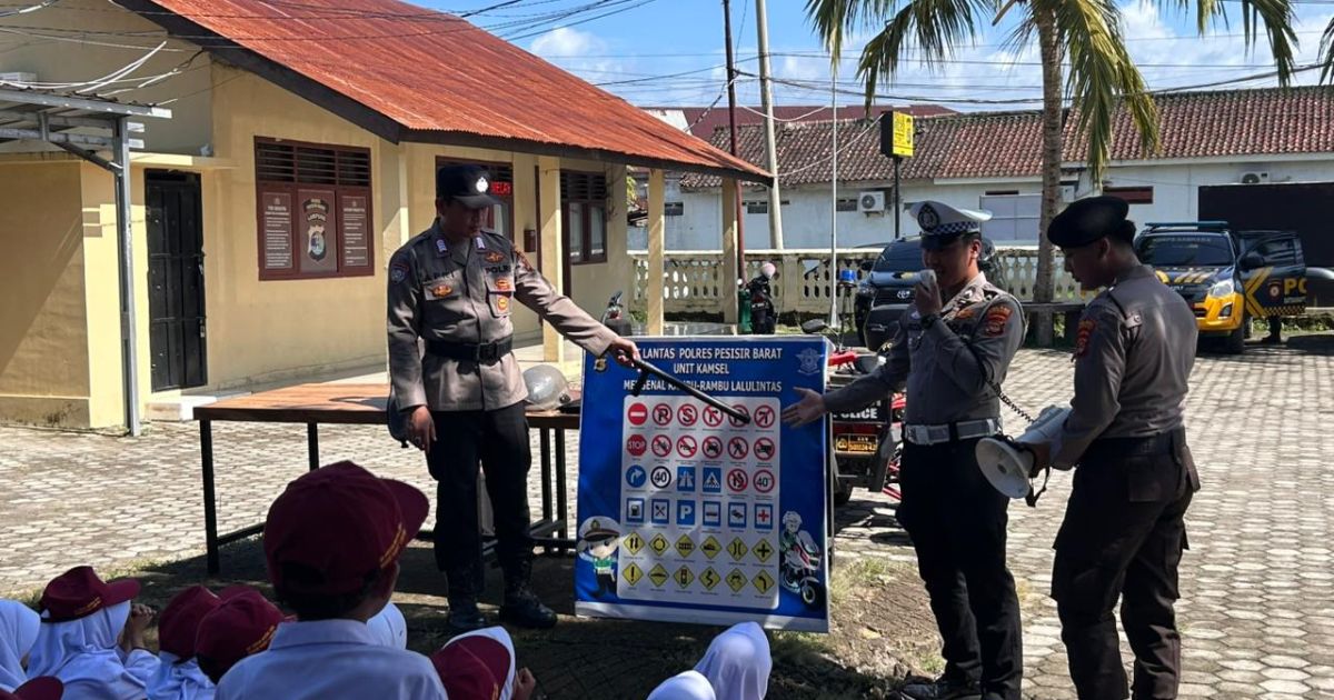 Sat Binmas Polres Pesisir Barat Berikan Edukasi Fungsi Kepolisian kepada Siswa Pesantren Maqwa Krui