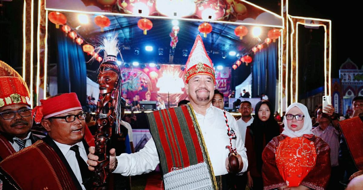 Bupati Batu Bara Terima Tanda Kehormatan Tongkat Tunggal Panaluan