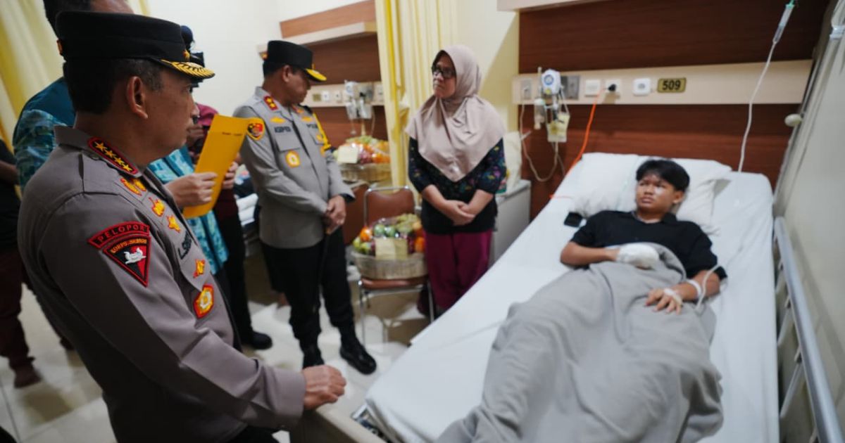 Kapolri Listyo Sigit Kunjungi Korban Ledakan SMAN 72 di RSI Cempaka Putih