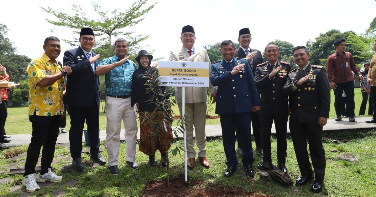 Bupati  Bogor Lakukan Penanaman Pohon di Istana Kepresidenan Bogor, Semarakkan Hari Pahlawan 2025