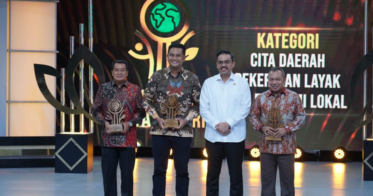 Bupati Bogor Dianugerahi Penghargaan Cita Daerah atas Komitmen Membangun Pekerjaan Layak dan Ekonomi Lokal