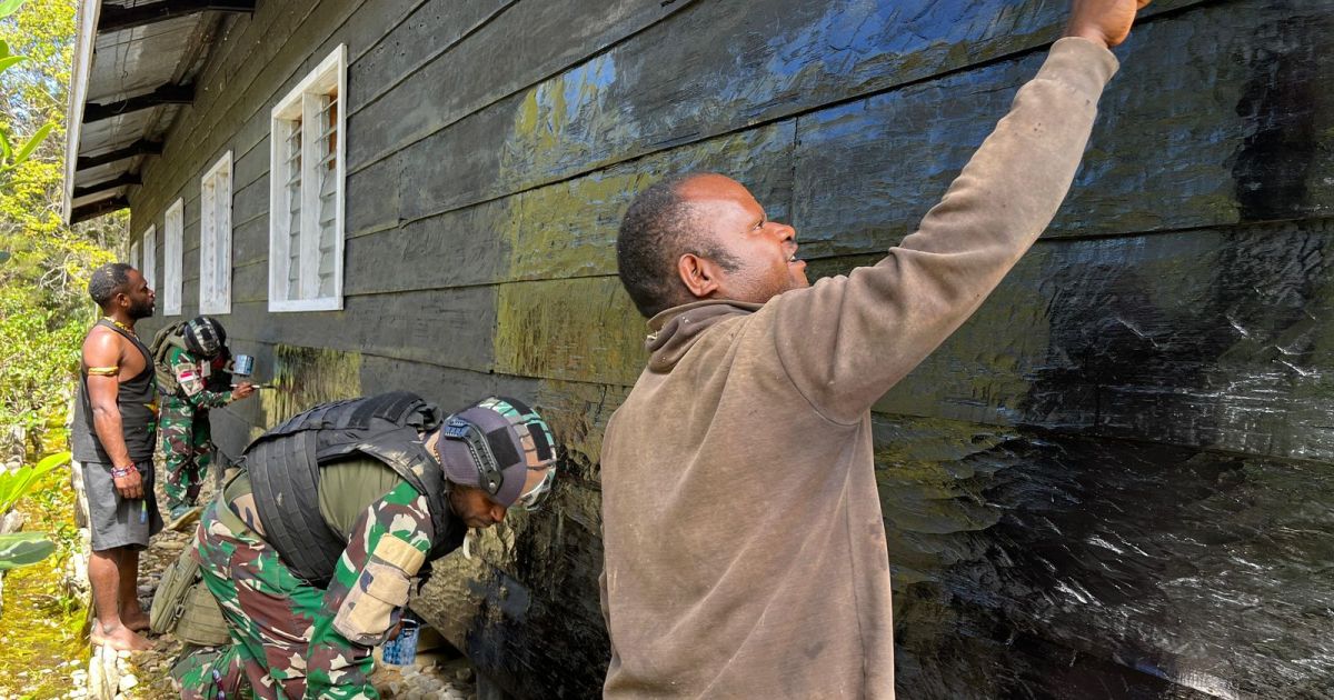 Jelang Ibadah Hari Natal, Prajurit Badak Hitam Pos Malagai Karya Bakti Bersama Masyarakat Melaksanakan Pembersihan Gereja