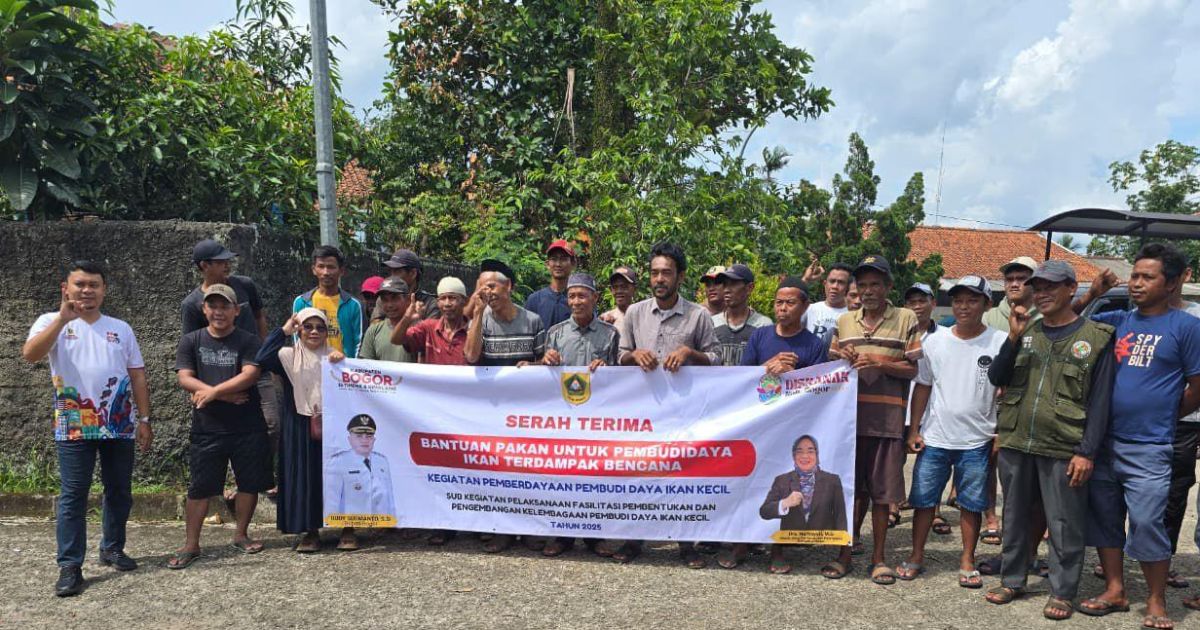 Rudy Susmanto Salurkan Bantuan Pakan Ikan untuk 661 Rumah Tangga Perikanan Terdampak Banjir