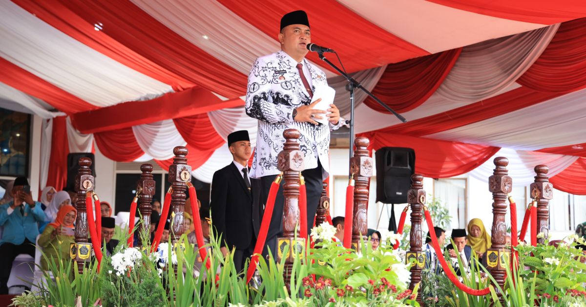 Bupati Bogor Rudy Susmanto Berikan Penghargaan kepada Insan Pendidikan atas Dedikasinya di Momentum Hari Guru Nasional