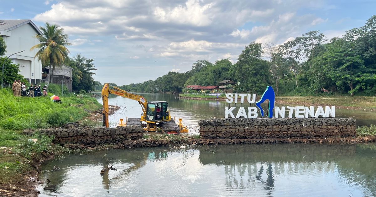 Bupati Bogor Rudy Susmanto Berikan Penghargaan kepada Insan Pendidikan atas Dedikasinya di Momentum Hari Guru Nasional