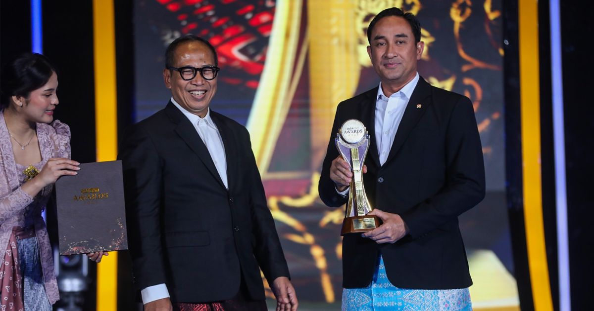 KEPALA BNN RI RAIH PENGHARGAAN PADA DETIKCOM AWARDS 2025