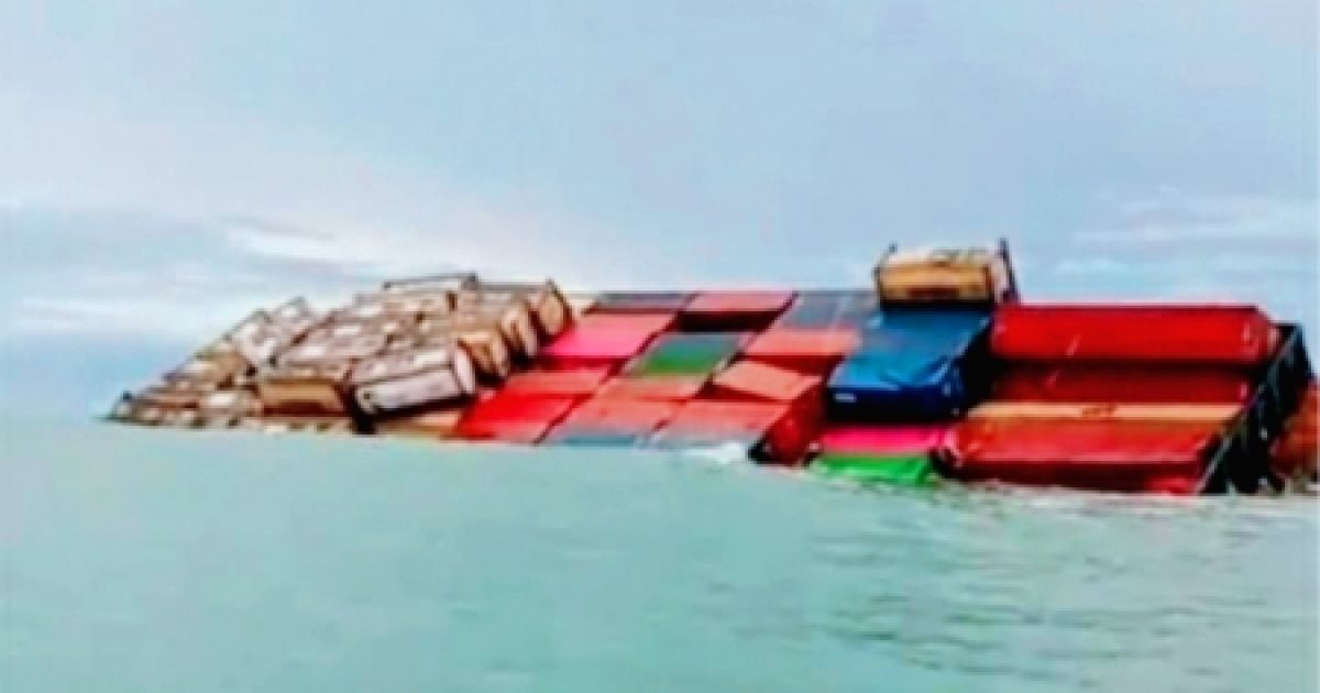 Kapal Tongkang Bermuatan Petikemas Nyaris Karam Dan Tenggelam Diperairan P Pandang Dan P Salanama Batu Bara