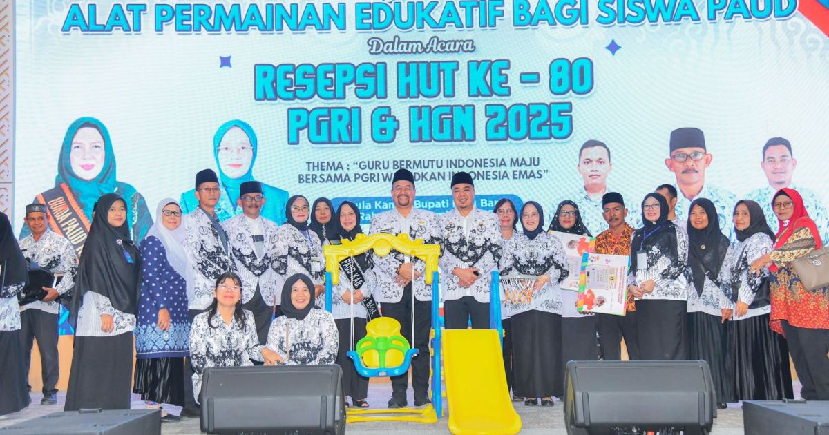 Perayaan HUT ke-80 PGRI dan Hari Guru, Bupati Baharuddin Apresiasi Para Guru