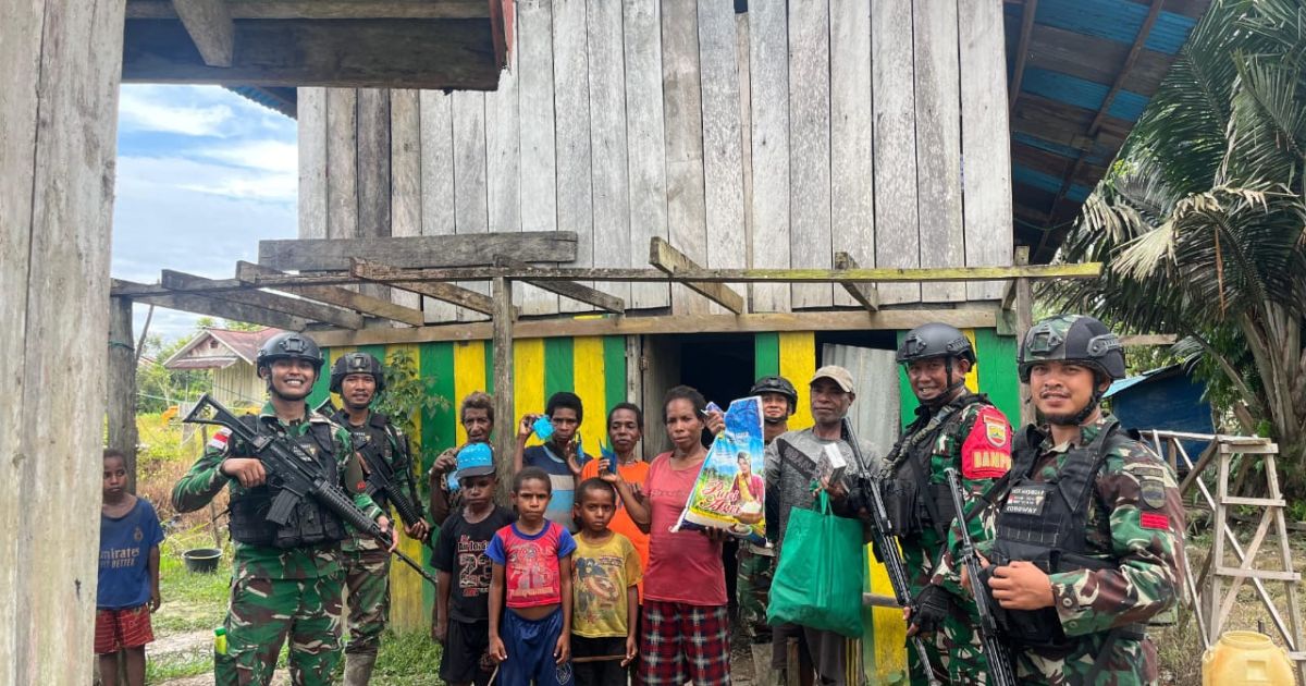 Satgas Yonif 123/Rajawali Pos Koroway Gelar Patroli Sambil Membagikan Sembako dan Pelayanan Kesehatan di Kampung Mabul