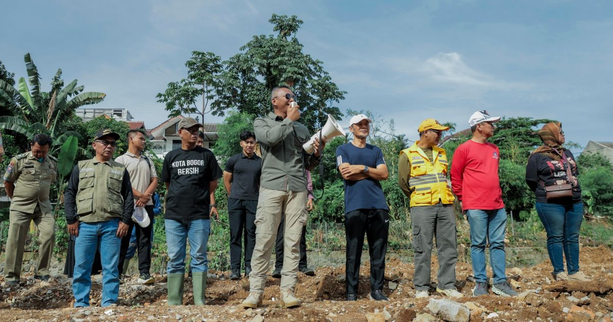 Warga Gotong Royong Angkut Gunungan Sampah di Kedung Waringin