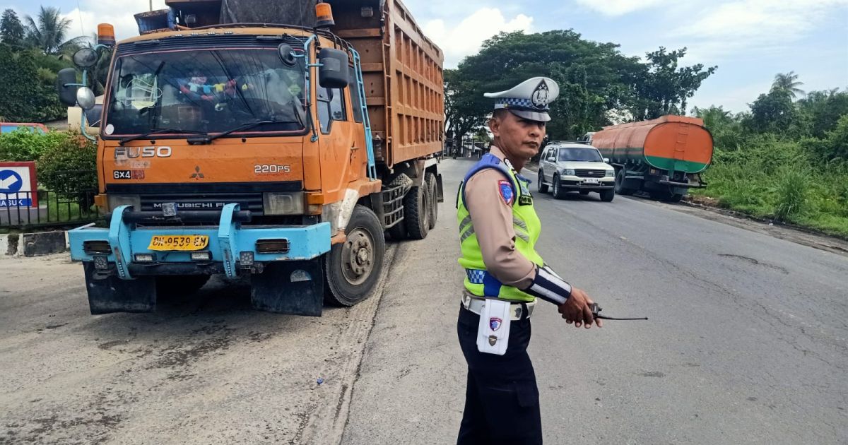 Polantas Polres Batu Bara  Menyapa Para Pengemudi Kendaraan Yang Mengisi BBM Dan Pengusaha SPBU
