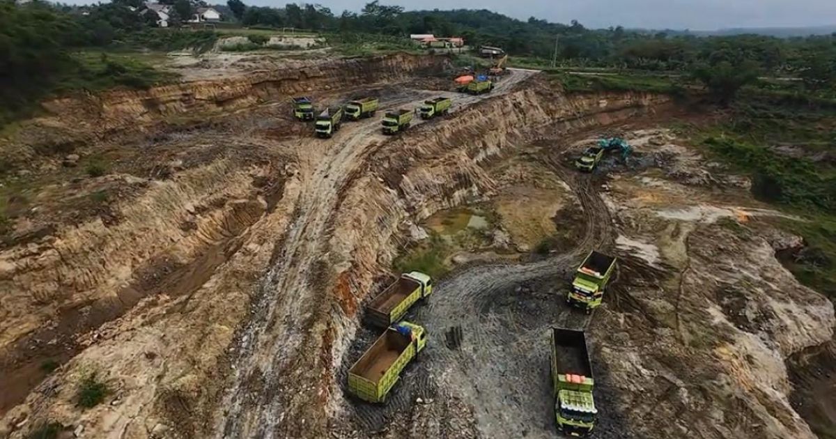 Anak-Anak Kami Hidup dalam Debu, Pak Presiden. Tolong Hentikan Tambang Suplai PIK Ini