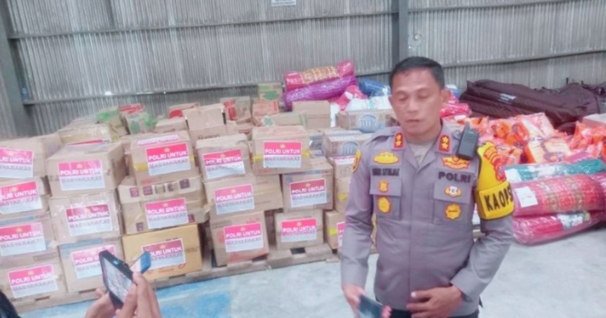 Kapolri Jenderal Listyo Sigit Prabowo Serahkan Bantuan 3.5 Ton Bahan Makanan Untuk Korban Bencana Banjir Dan Longsor Di Tapteng