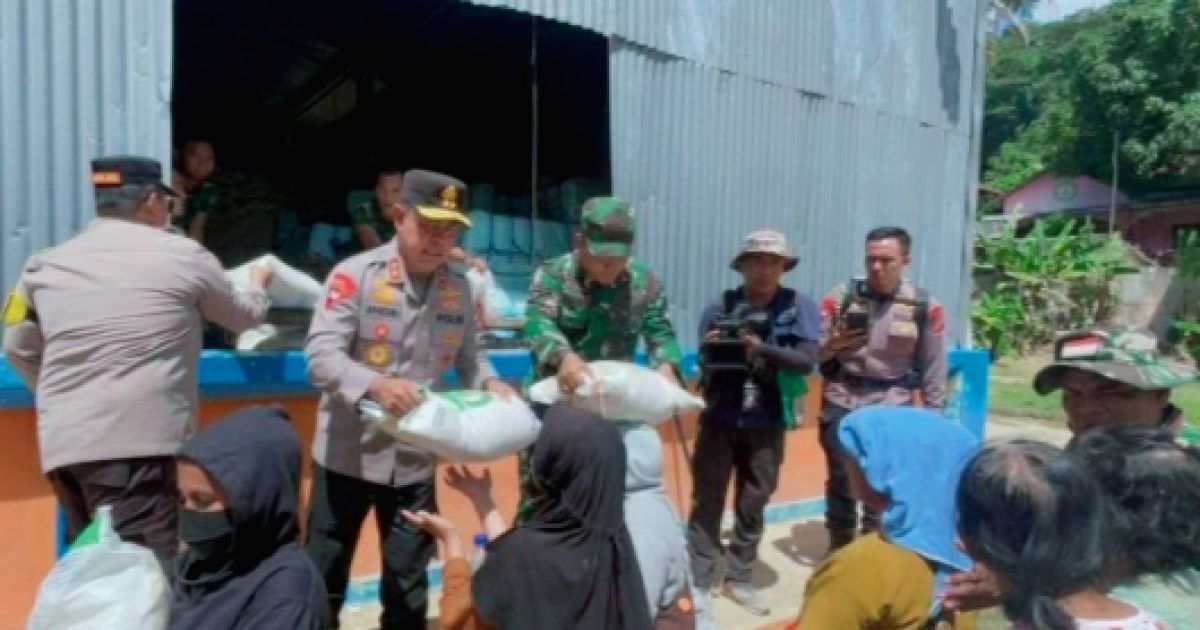 Sinergitas Kapolda Sumut dan Pangdam I/BB Bagikan Beras untuk Korban Bencana Alam di Tapanuli Tengah