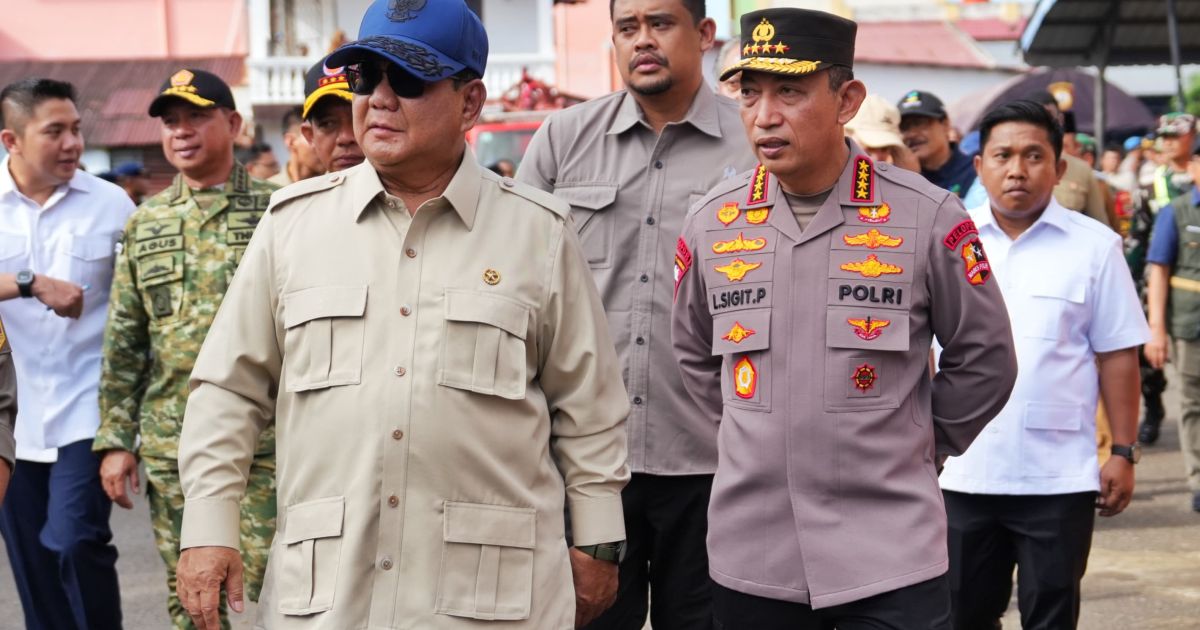 Kapolri Dampingi Presiden Cek Lokasi Pengungsian Korban Banjir di Tapanuli Tengah