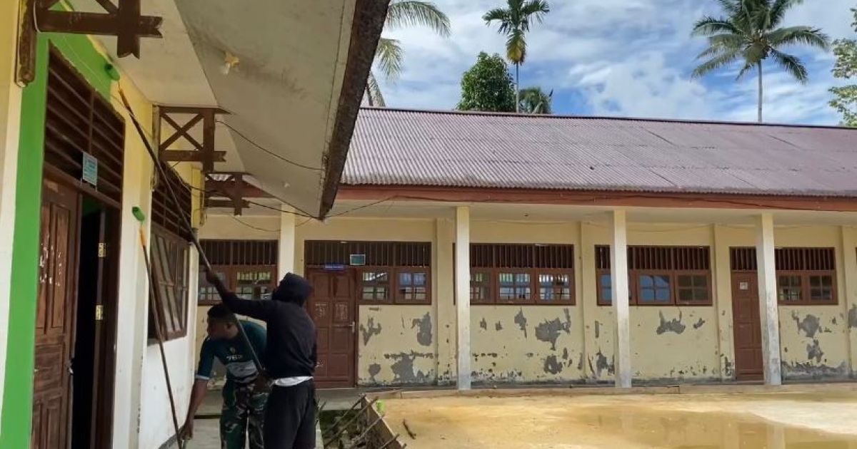 Satgas Pamtas Kewilayahan RI-PNG Yonif 763/SBA Pos Kokas Bersama Masyarakat Gotong Royong Pengecatan Sekolah