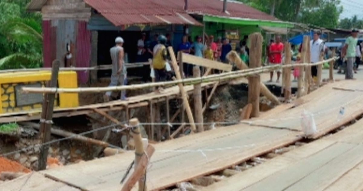 Kapolda Sumut  Irjen Pol Whisnu Hermawan Febianto SIK MH Pimpin Perbaikan Jembatan Penghubung Pandan-Pinang Sori Tapteng