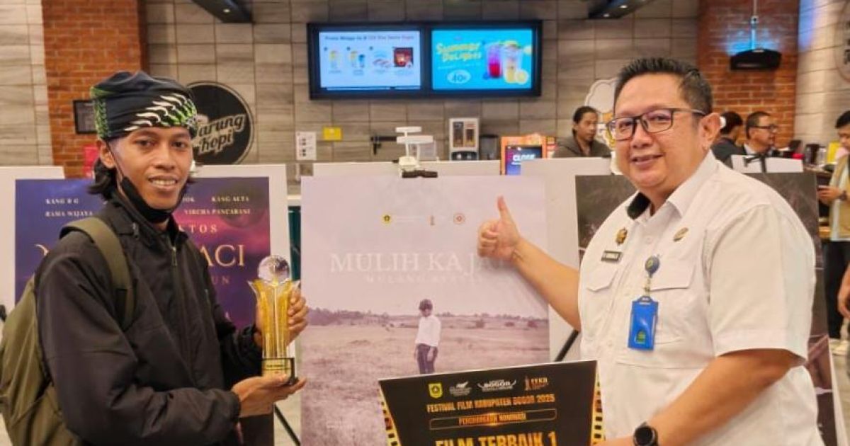 Ket Foto  : Pemenang pertama Kategori Kameramen Terbaik diajang FFKB 2025 berpoto bersama Camat Cigombong