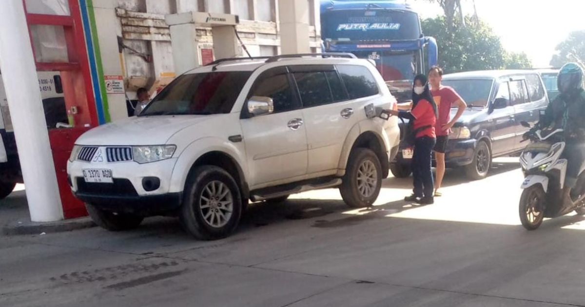 Ket Foto  : Satu Unit Kendaraan Pajero Sport Warna Putih Diduga  Milik Mafia BBM Solar Lalu Lalang keluar Masuk Pombensin di Klapanunggal