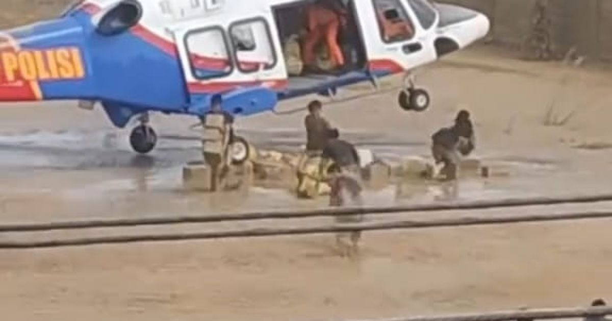 Helikopter Poludara Baharkam Polri Berhasil Dropping Logistik Bantuan ke Aceh Tamiang