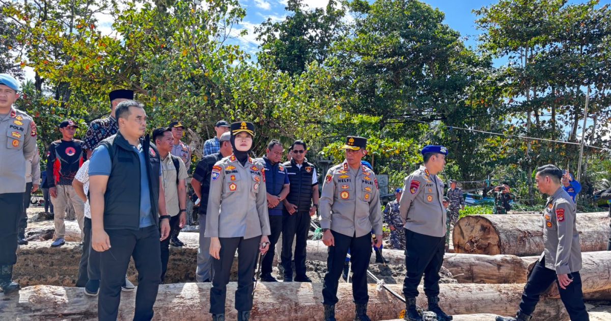 Kapolda Lampung bersama jajaran Polres Pesisir Barat Tinjau Kapal Tongkang yang Terdampar di perairan pantai Tj. Setia