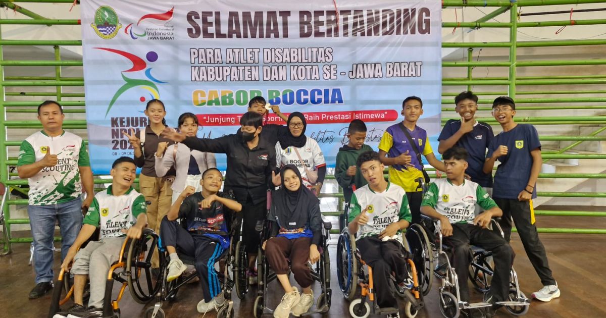Ket Foto  : Suport Kepala Bidang Peningkatan Prestasi Olahraga (PPO) Dispora Kabupaten Bogor, Muhammad Saepudin, terlihat sedang berbincang-bincang dengan salah satu atlet sebelum bertanding, di GOR Arcamanik, Kota Bandung, Selasa (9/12/2025). IST
