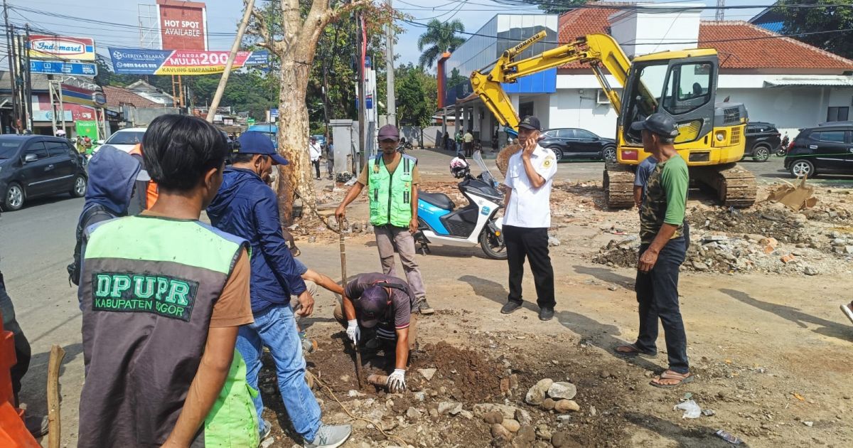 Keterangan Foto :ket Foto :  Pelaksanaan Eksekusi Pelebaran Jalan Raya Desa Babakan, Kecamatan Dramaga, Memaksa 300 PKL Pasar dan menyerah. (jef)