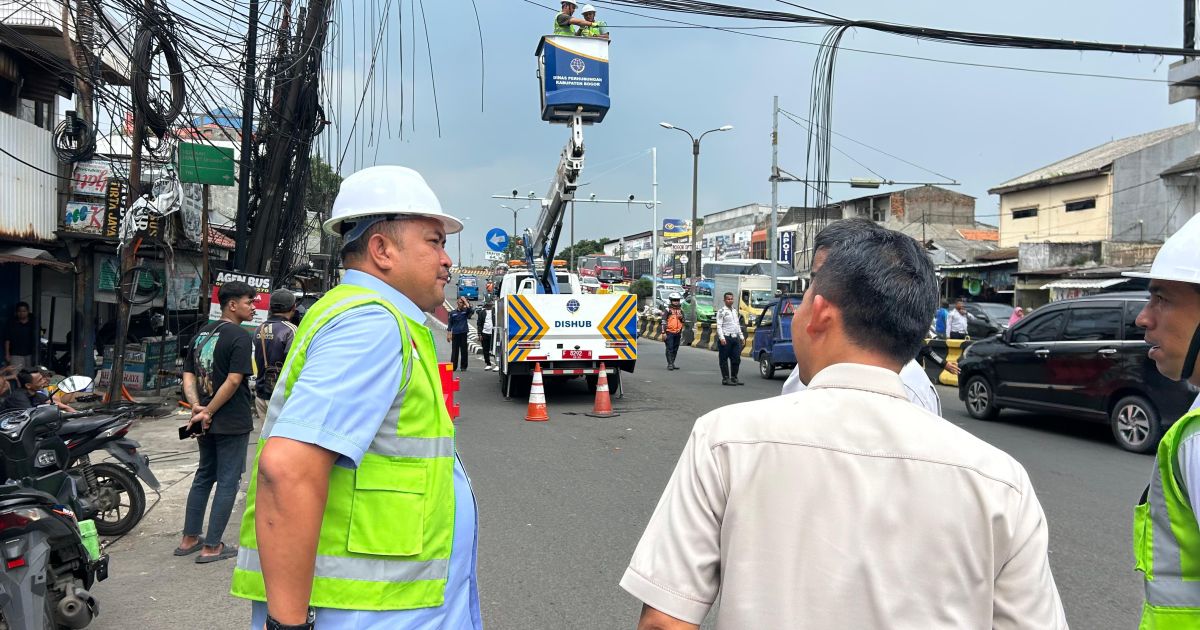 Rudy Susmanto Pantau Langsung Penataan Kabel Fiber Optik Demi Kenyamanan dan Keselamatan Publik