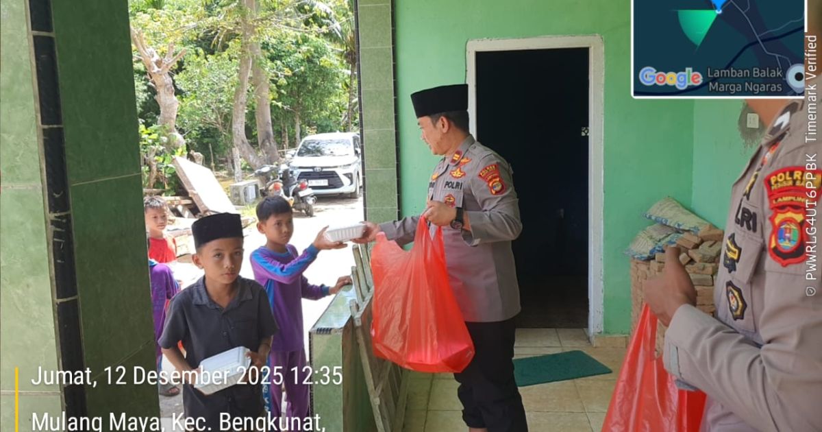 Polsek Bengkunat Laksanakan Program Jumat Keliling, Bagikan Sedekah Makanan untuk Masyarakat