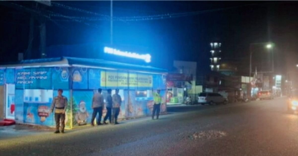 Pos Pam I Simpang IV Lima Puluh Laksanakan Pengaturan Lalin Malam Hari