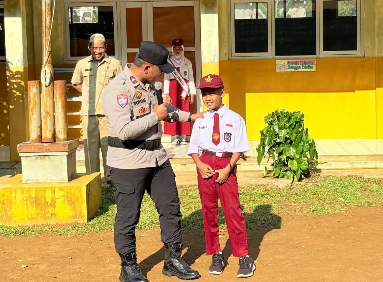 Cegah Bullying Bhabinkamtibmas Ciawi Berikan Himbauan di Sekolah Dasar