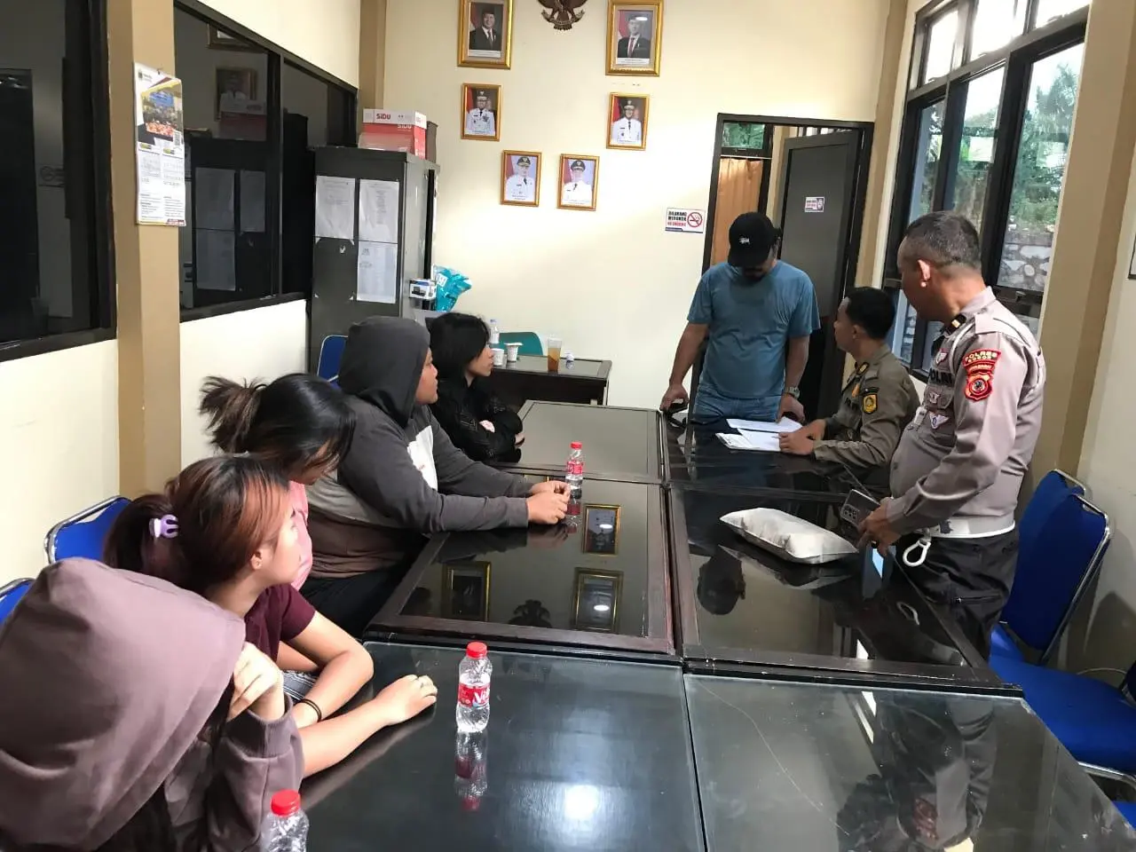 Operasi Gabungan Polsek dan Satpol PP Kecamatan Cariu Ciduk Wanita diduga PSK  