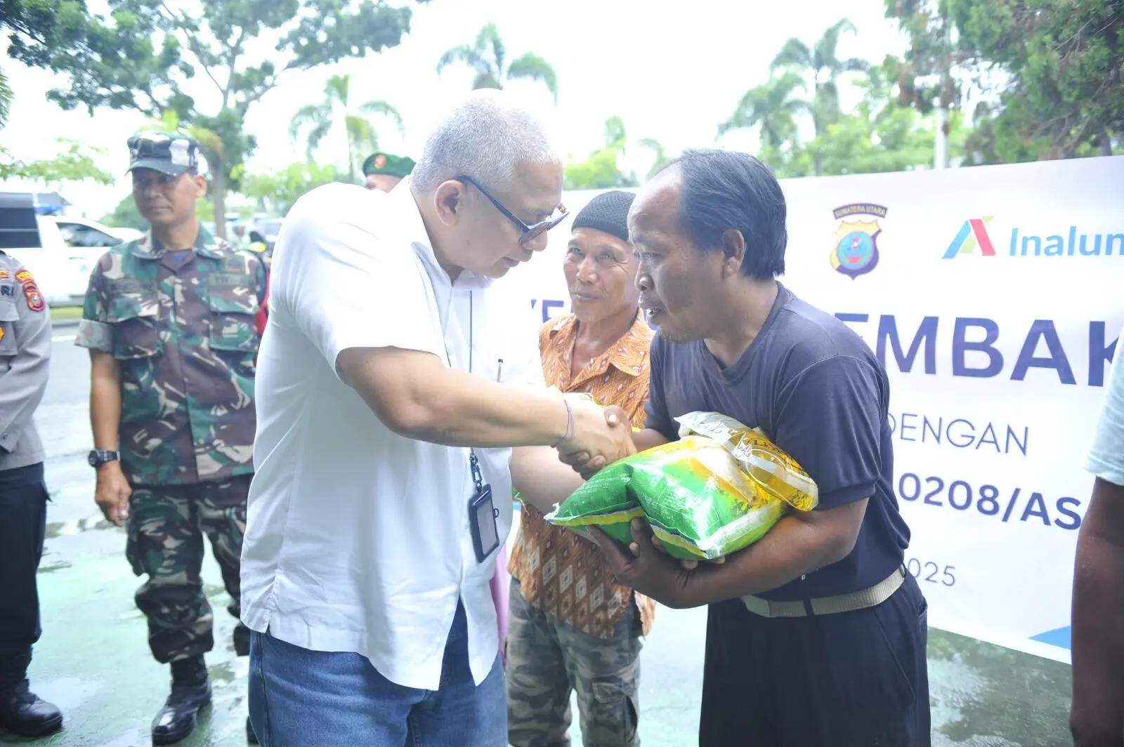 INALUM Bersinergi dengan TNI dan Polri Gelar Program Sembako Murah bagi Warga Sekitar Perusahaan