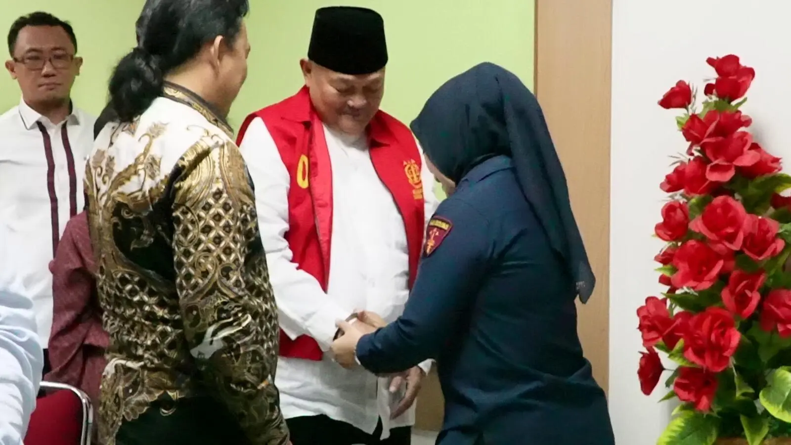 Penyerahan Tersangka dan Barang Bukti Tahap II Perkara Dugaan Tindak Pidana Korupsi Pasar Cinde Palembang 