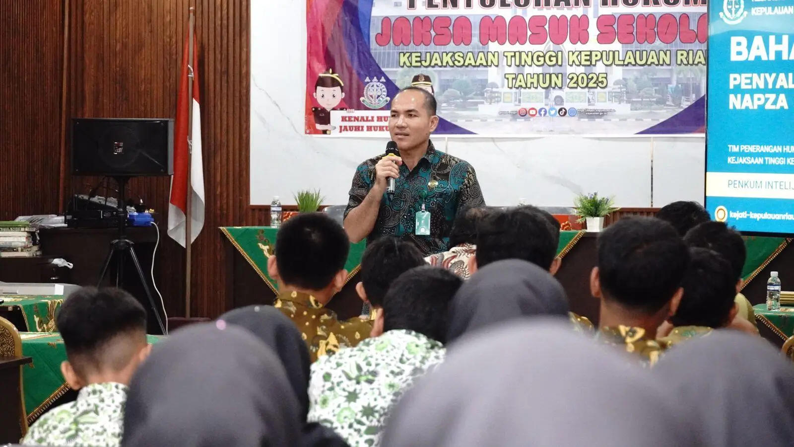Kejati Kepri Bangun Kesadaran Hukum Pelajar MTsN 1 Batam, Sosialisasikan tentang Bahaya Napza, Bullying dan Cerdas Bermedsos