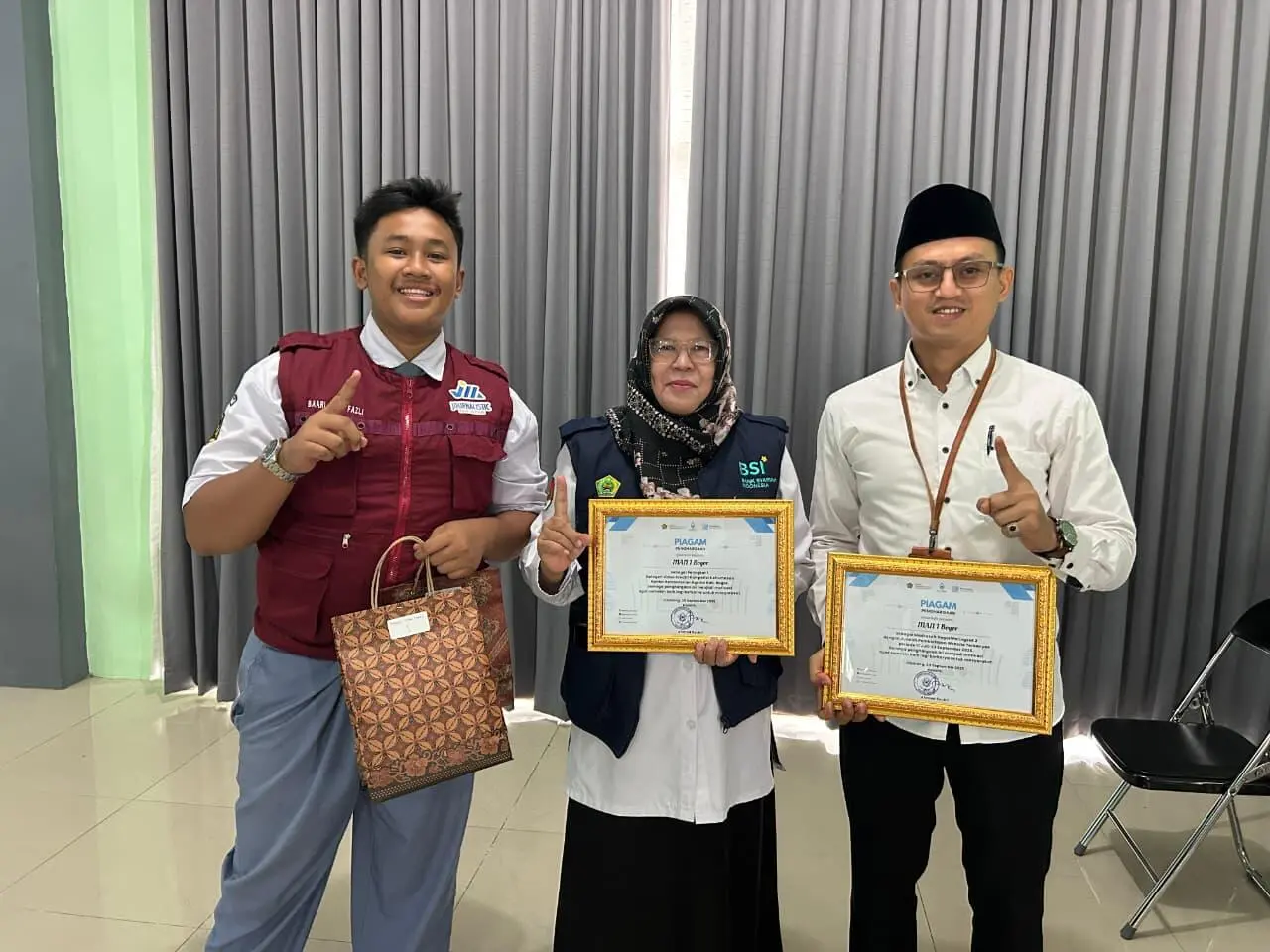 Dua Penghargaan Sekaligus, Tim Humas MAN 1 Bogor Harumkan Madrasah
