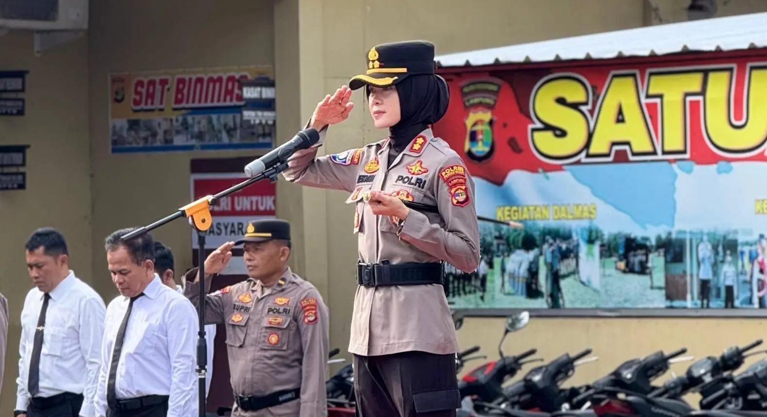 Kapolres Pimpin Langsung Upacara Kenaikan Pangkat Pengabdian Kepada Anggota Polres Pesisir Barat 