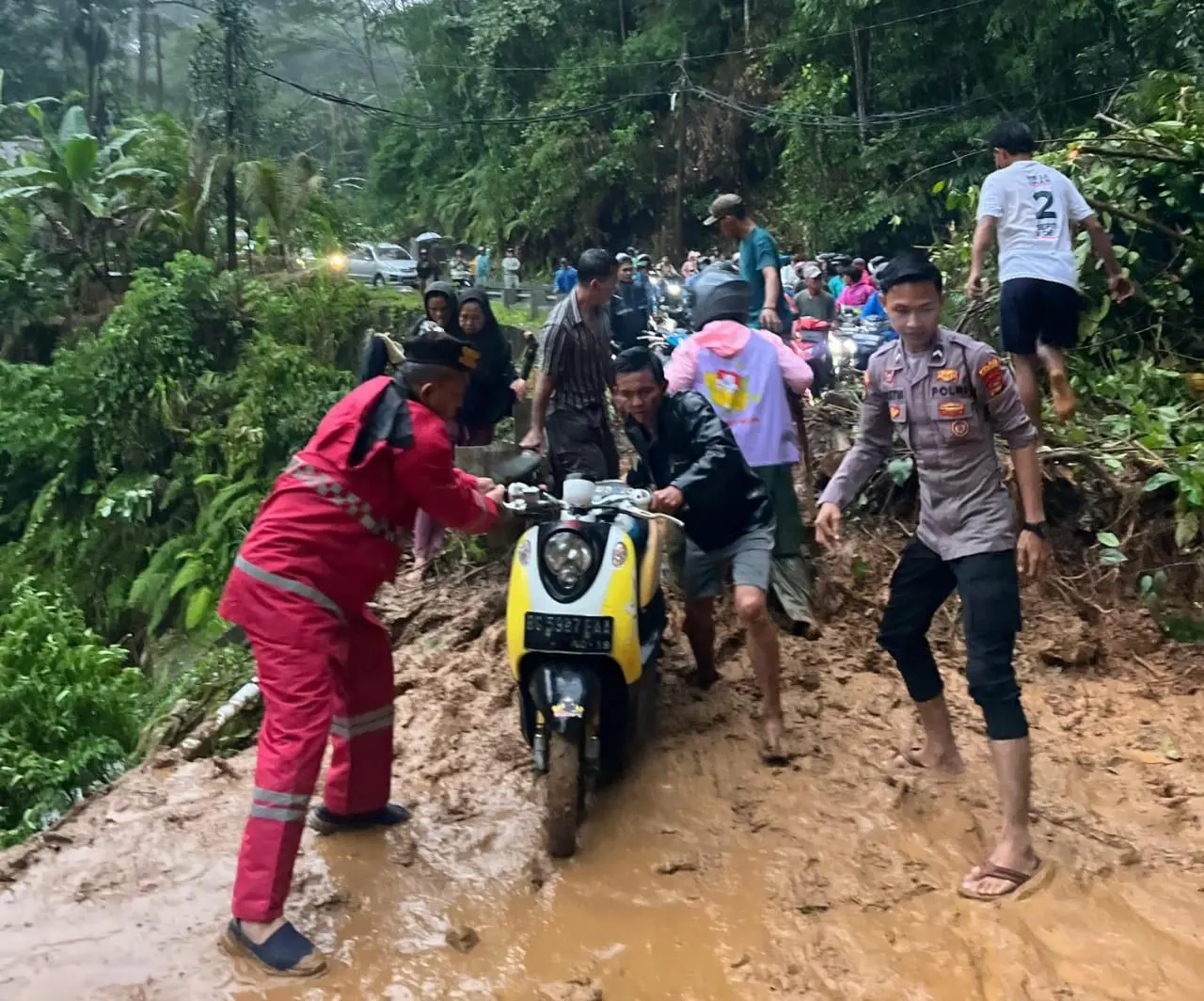 Sat Samapta Polres Pesisir Barat Gerak Cepat Datangi Lokasi Tanah Longsor di Jalur Krui–Liwa