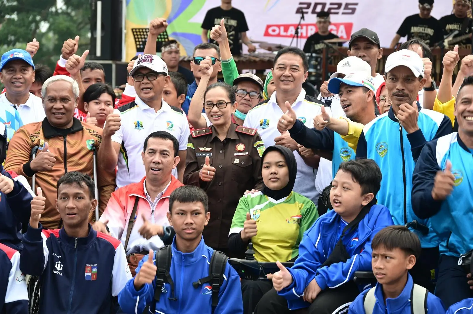 Kajati Jabar Menyerahkan Bantuan Alat Olahraga dalam Pembukaan Pekan Paralimpik Daerah (PEPARDA)Jawa Barat 