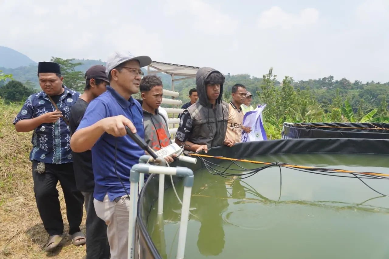 Program Dosen Pulang Kampung IPB University Hadirkan Pelatihan Teknologi Finebubble di Desa Sadeng Kolot