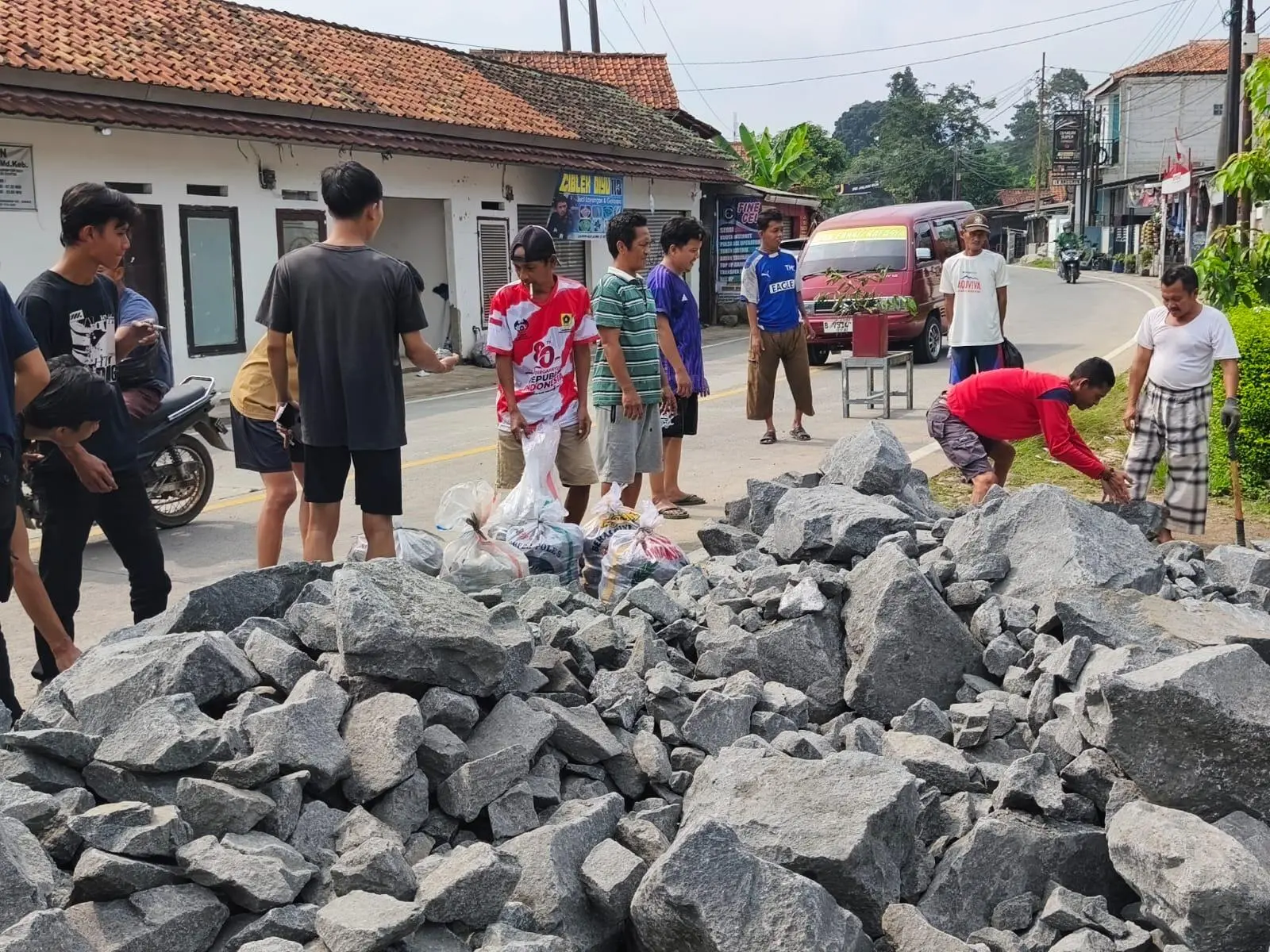 Direalisasikan DPRD Provinsi, Warga Kampung Peuteuy Gelorakan Semangat Gotong Royong Pembangunan Bronjong Bantaran Sungai Cidurian