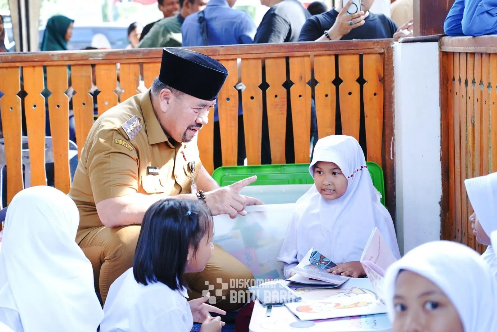Komitmen Dukung Pendidikan, Bupati Dan Wabup Batu Bara Serahkan Puluhan Seragam Sekolah