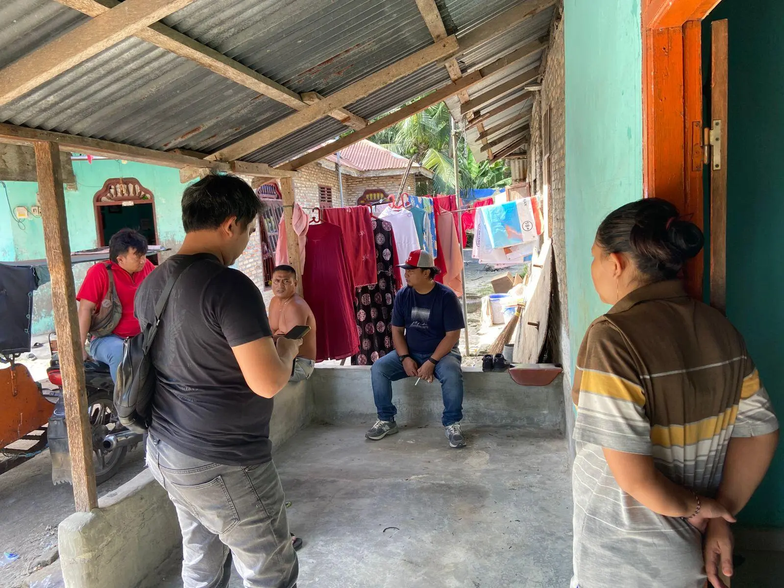 Sat Reskrim Polres Batu Bara Melakukan Cek TKP Terkait Kasus Penganiayaan Terhadap Desi Hariani Nasution 