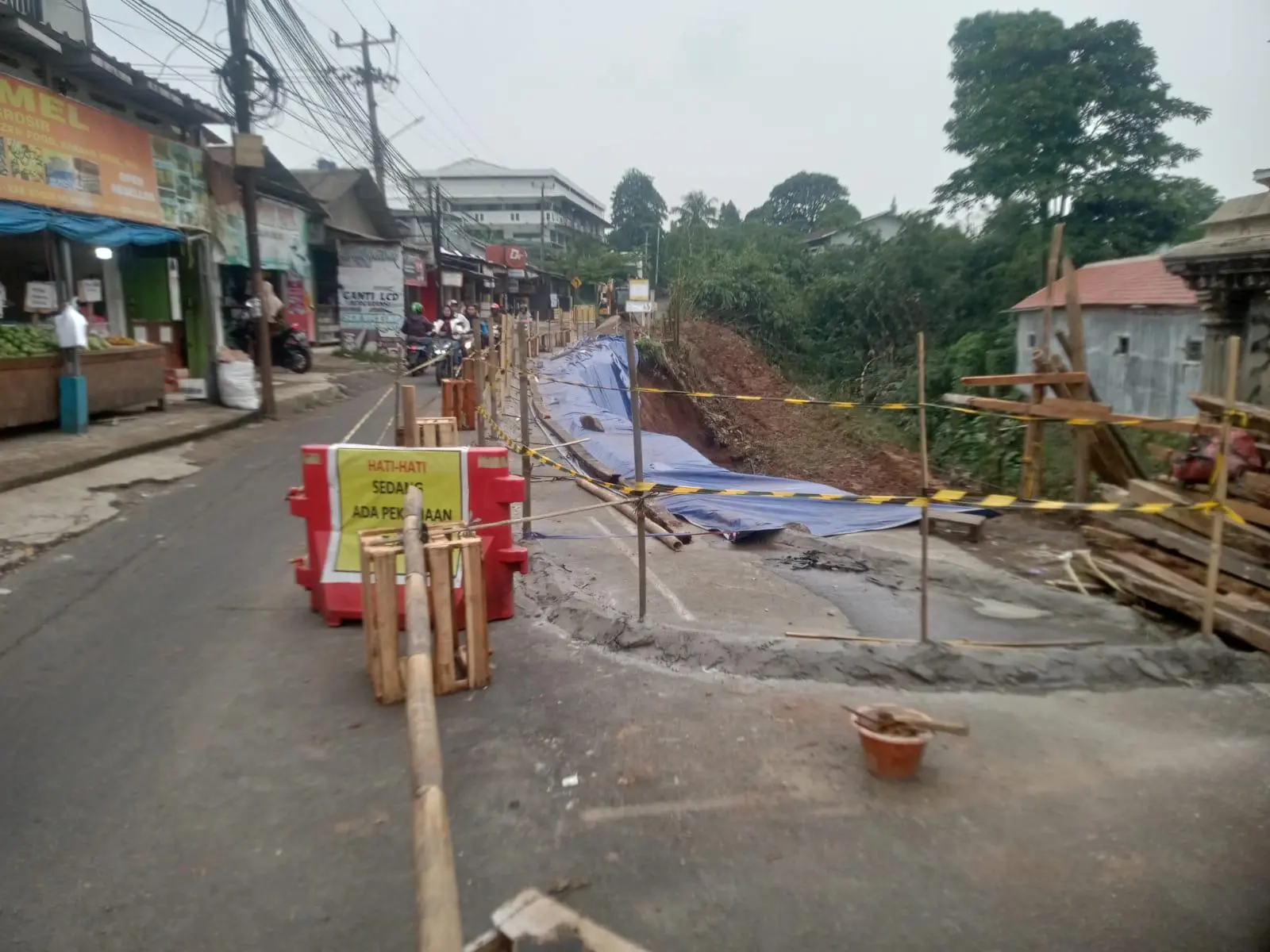 Ambrugnya Badan Jalan Di Bojongrangkas, Akibat Pembiaran Atau Kelalaian ?