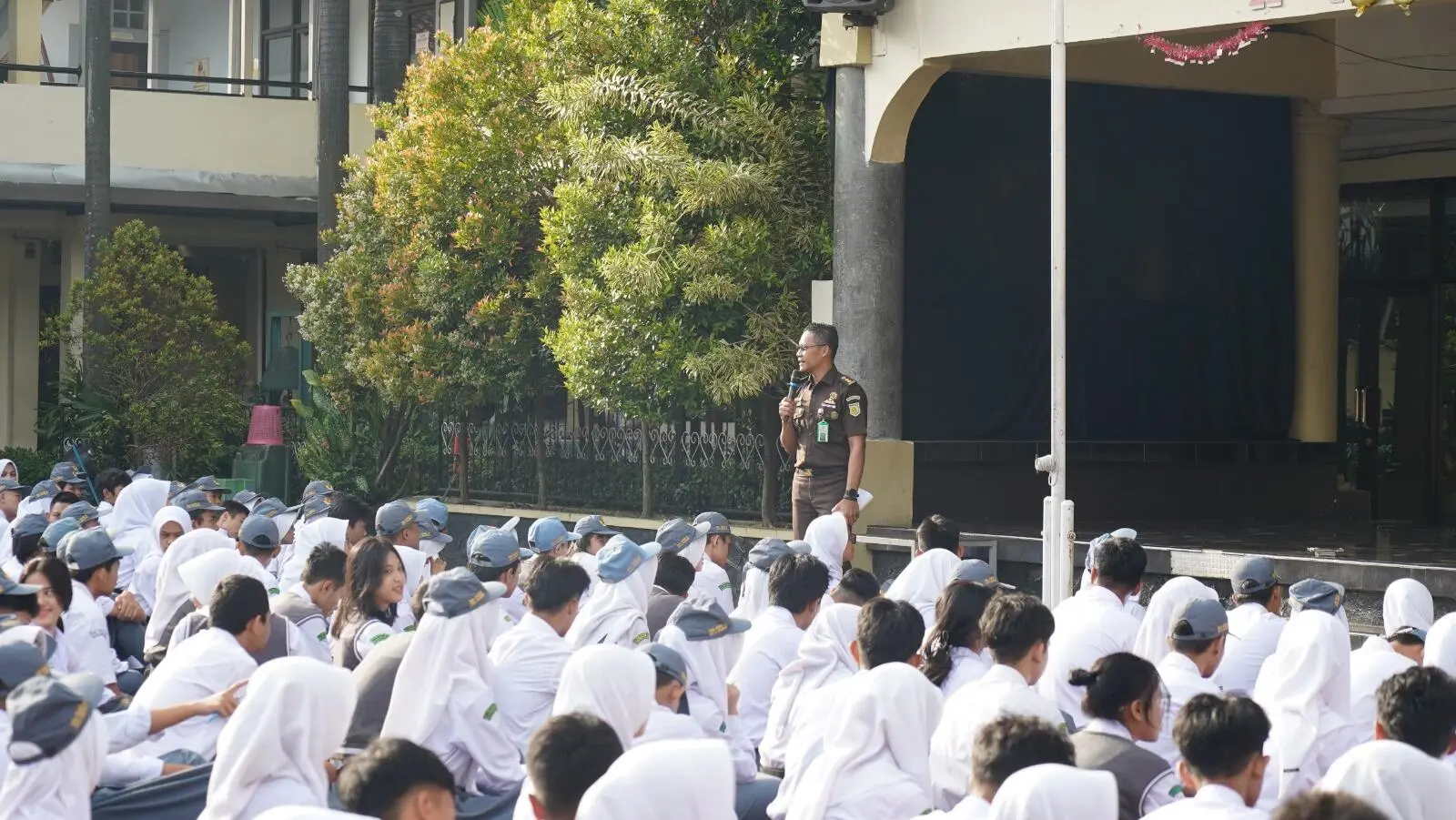 Antusiasme Tinggi Jaksa Masuk Sekolah,Kejaksaan Tinggi Jawa Barat di SMA Negeri 16 Kota Bandung Mendapatkan Respon Positif