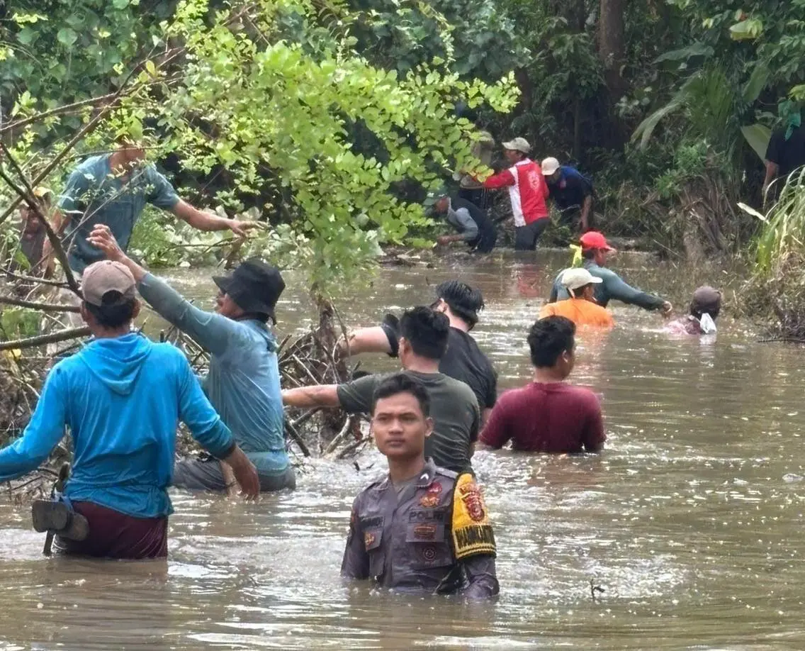 Polsek Bengkunat Bersama Warga Gotong Royong Bersihkan Sungai dari Sampah