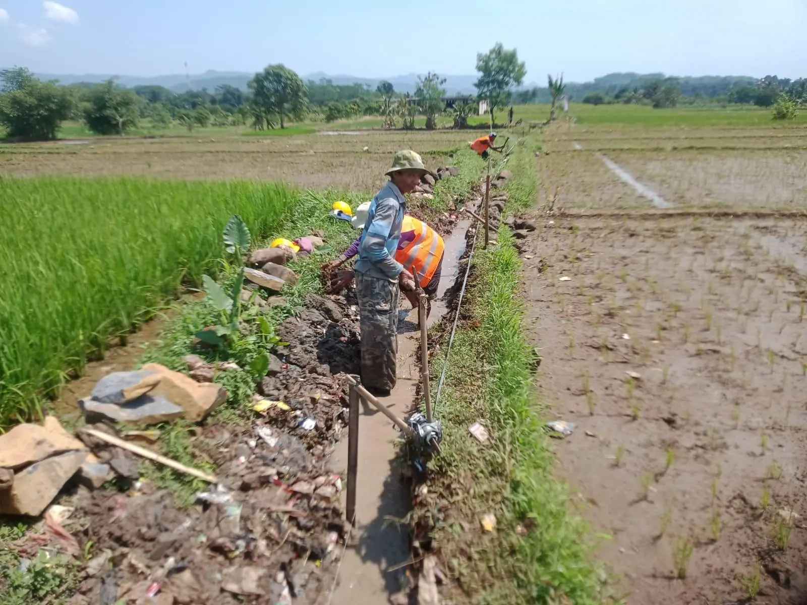 Petani Desa Barengkok Bangun Saluran Irigasi Bantuan APBN 