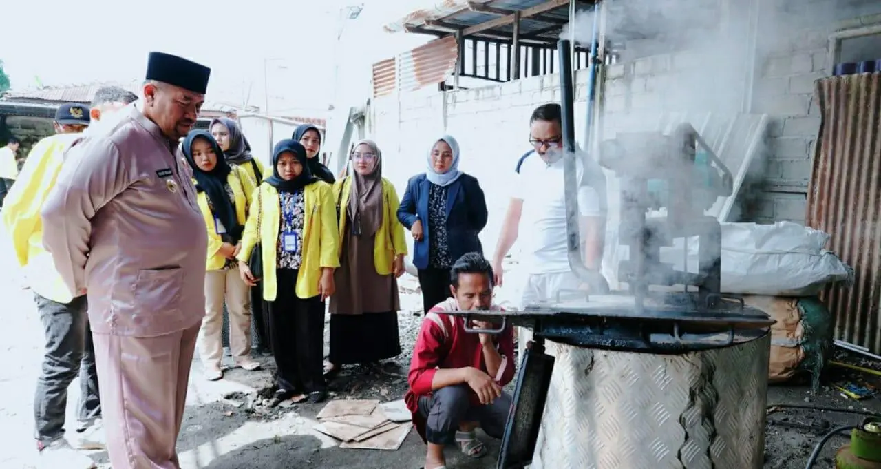 Bupati Batu Bara Kunjungi Pembuatan Paving Block dari Sampah Plastik di Desa Mangkai Baru